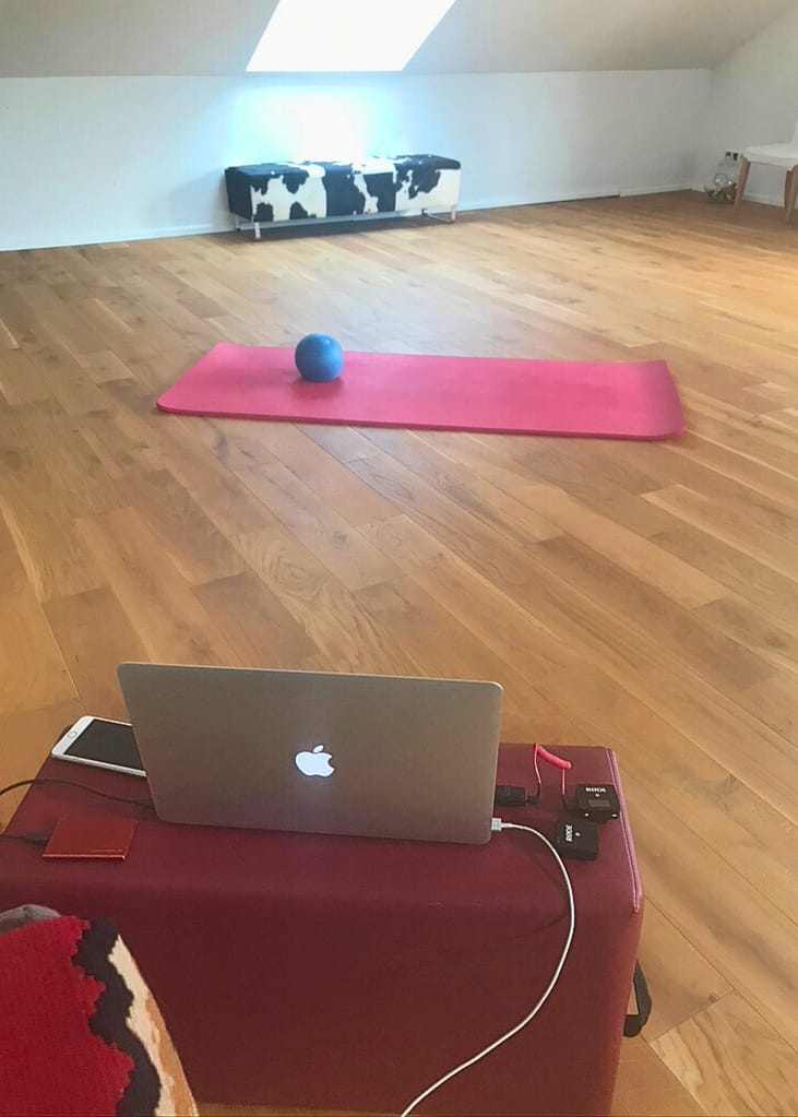 Das Laptop und die Matte für das online Training